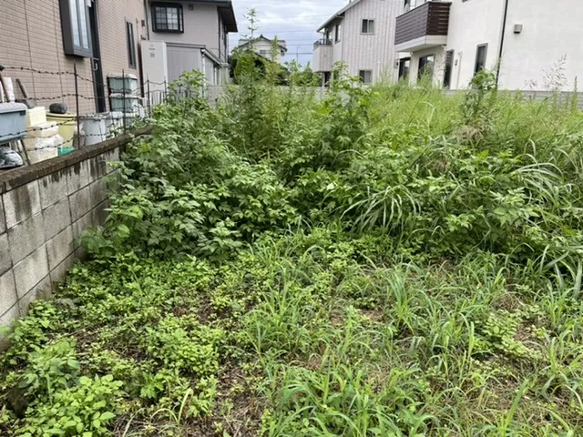 高崎市の街中で草刈り作業を行いました。