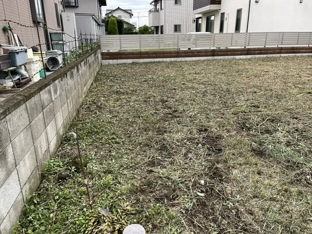 高崎市の街中で草刈り作業を行いました。